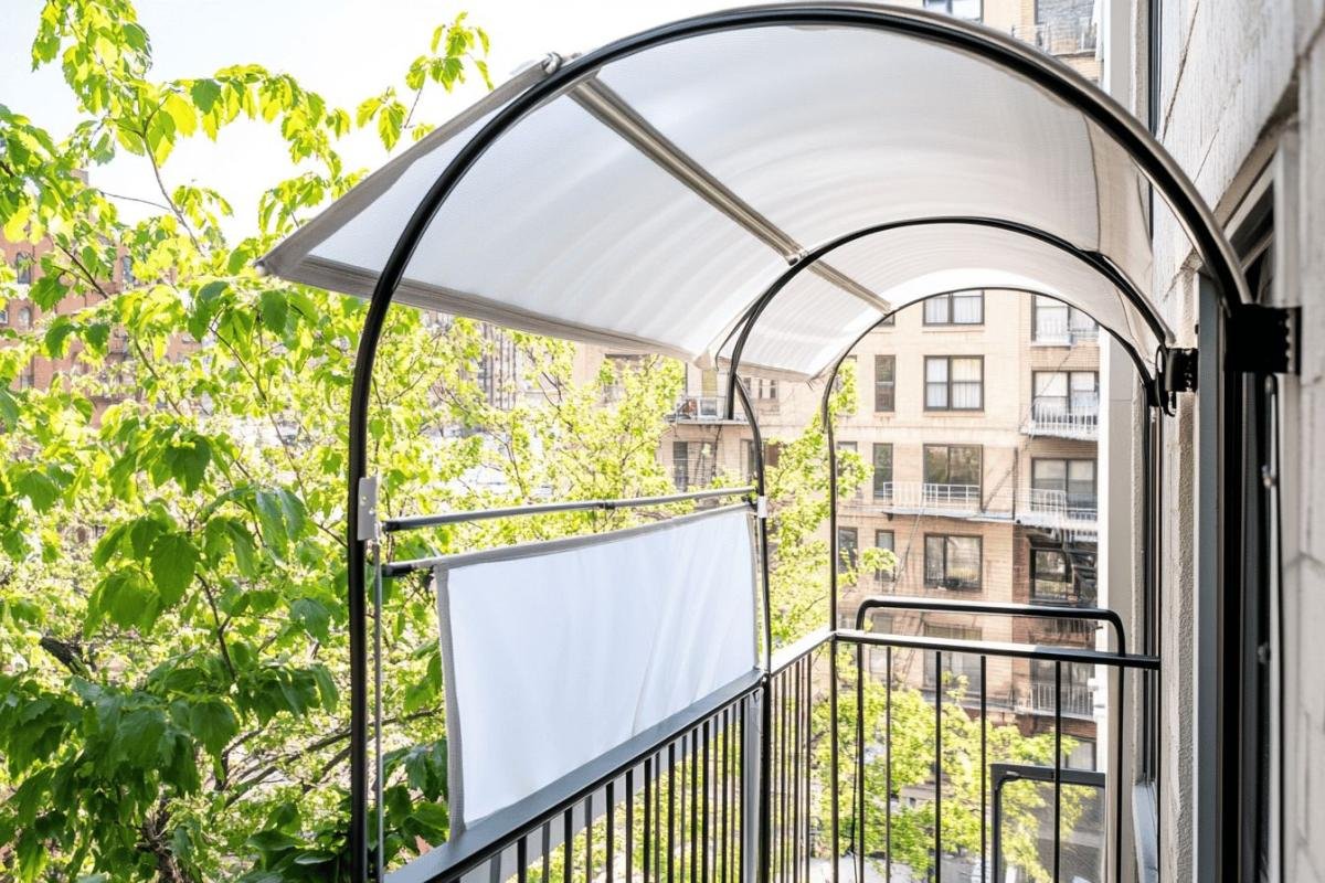 Mini-serres et housses pour balcon : comment prolonger vos floraisons toute l'année